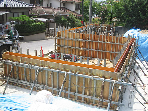 写真：名古屋市緑区宅造工事　L型擁壁型枠相完了