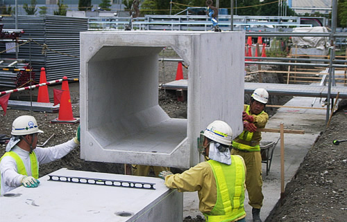 写真：火力発電所内水路工事　水路設置